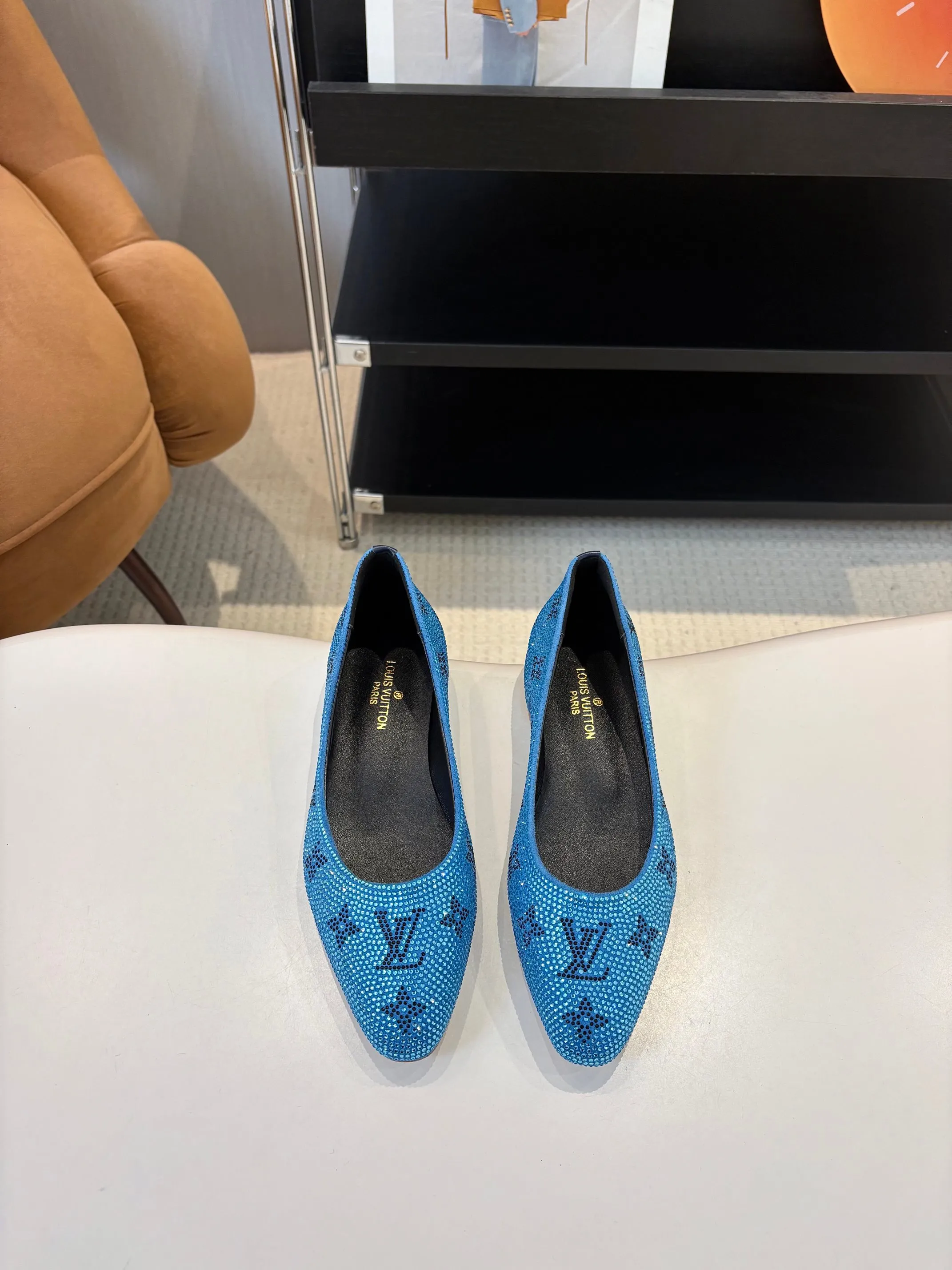 👟👟Ex-factory price 520👟👟 Louis Vuitton Louis Vuitton, 2025 flat shoes, modern and fashionable in one! Meet love when you turn a corner, release a strong aura like a queen, and capture everyone's attention instantly! Fabric: LV classic presbyopia + glittering diamonds + Yang Jing Lining/foot pads: imported lambskin leather outsole Size number: 35-41